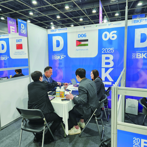 세계 각국의 바이어를 초청해 국내기업에 수출상담 기회를 제공하는 바이코리안푸드플러스(BKF+)2025가 지난 16일부터 17일 양일간 개최됐다. 사진은 요르단의 ‘아그리마트코(Agrimatco)’사 바이어와 상담하는 국내 기업인.