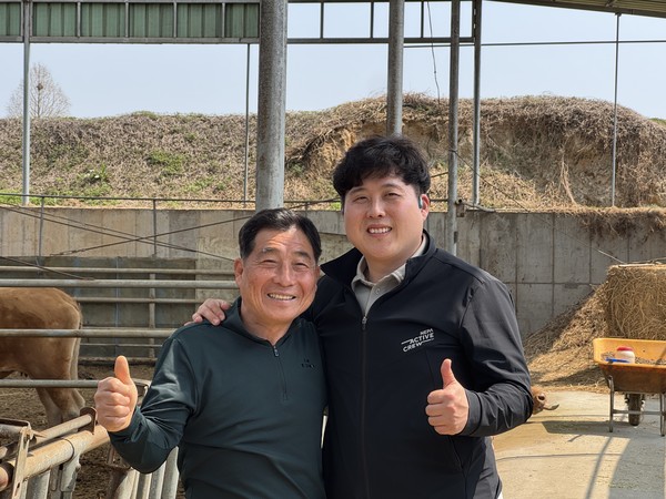 곽근원 맨두팜스 대표(사진 왼쪽)와 아들 곽민준 씨(사진 오른쪽)가 포즈를 취하고 있다.