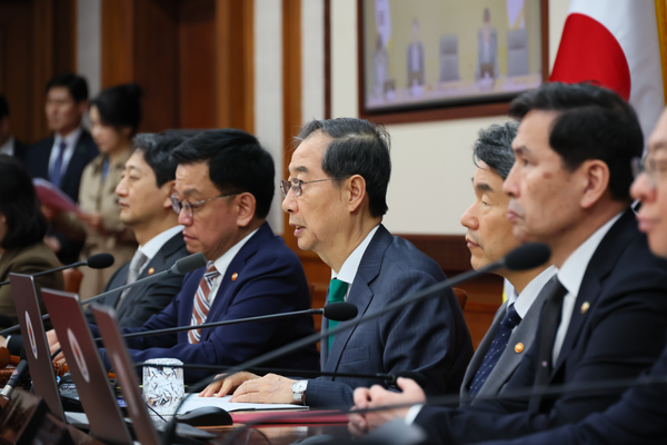 한덕수 대통령 권한대행 국무총리가 18일 세종대로 정부서울청사에서 열린 임시 국무회의를 주재, 모두발언을 하고 있다. (사진제공: 국무조정실 국무총리비서실)