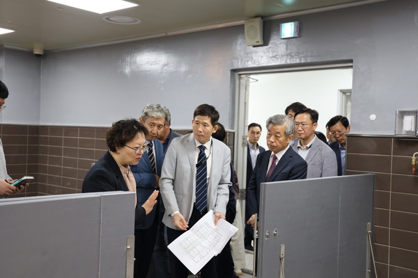 김정희 본부장과 주요 내빈들이 중대동물실험동의 내부를 둘러보고 있다.