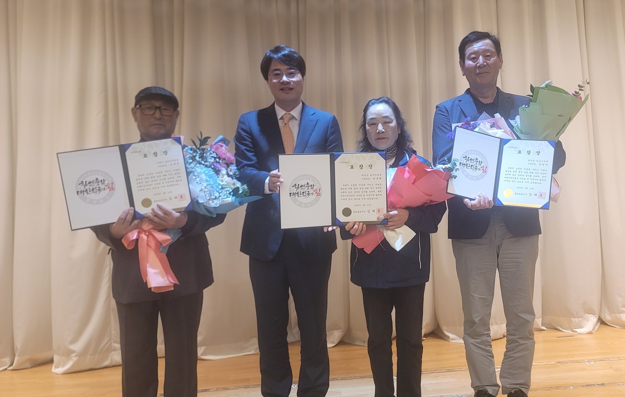 우수지도자로 선정돼 표창을 받은 어촌계장들 (왼쪽부터) 오계진(보령시 효자도) 어촌계장, 전상욱 충남도 해양수산국장, 박복례(태안군 탄개) 어촌계장, 한영주(태안군 외도) 어촌계장