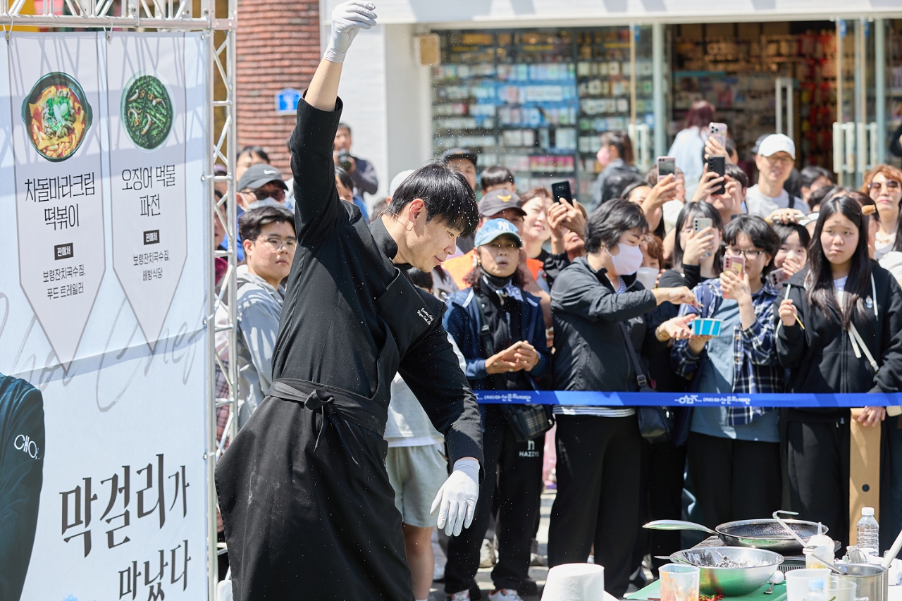 최현석 셰프의 '이순신 축제 대표 메뉴' 시연 모습