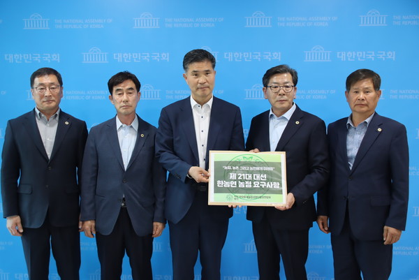 최흥식 회장 등 한농연 관계자들이 이원택 더불어민주당 농림축산해양수산위원회 간사에게 농정 요구사항을 전달하는 모습. 