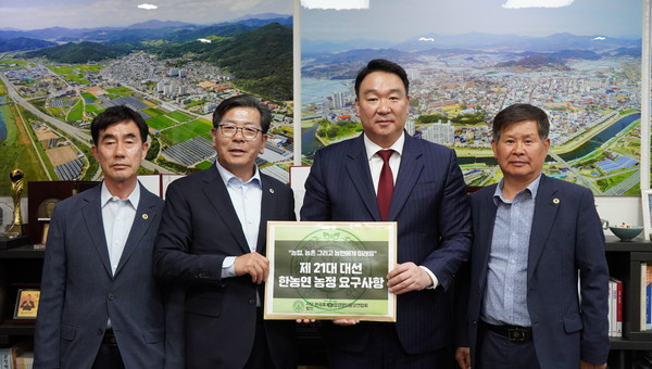 정희용 국민의힘 농림축산해양수산위원회 간사(더불어민주, 군산·김제·부안)에게 농정 요구사항을 전달하는 모습. 