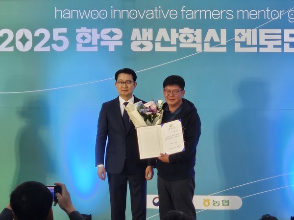 김종구 농림축산식품부 식량정책실장(왼쪽)이 한우 생산혁신 멘토단 출범식에서 위촉장을 수여한 후 기념 촬영을 하는 모습. 