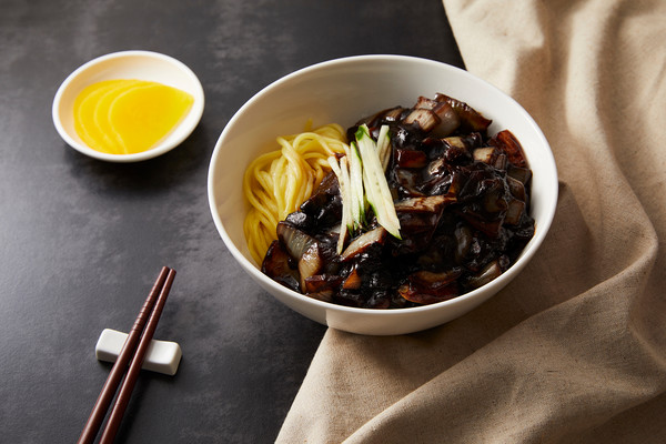 돼지기름으로 만든 라드유는 발연점이 높고 고소한 맛과 깊은 풍미가 특징으로 짜장면, 볶음밥 등에 자주 사용되며 감칠맛을 올려준다.[제공 한돈자조금]