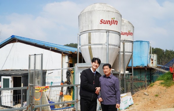 왼쪽부터 서송령 선진 한마을BU CM, 전경태 부림축산 대표.