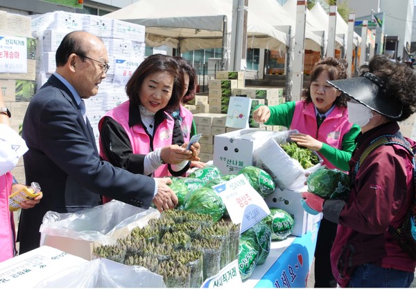 박준식 조합장(왼쪽 첫번째)이 봄나물을 판매하고 있다.
