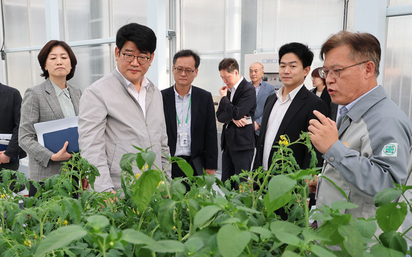 권재한 농촌진흥청 청장이 지난 18일 글로벌아그로 임직원들과 함께 동오R&D연구센터를 둘러보고 있는 모습.