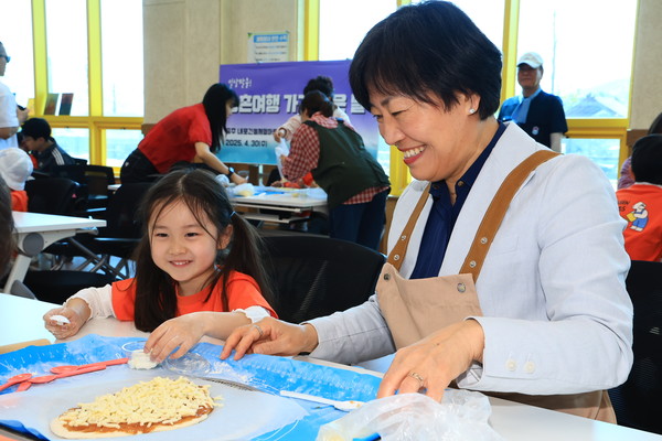 송미령 장관이 아이들과 ‘사과피자’ 만들기 체험을 하고 있다.