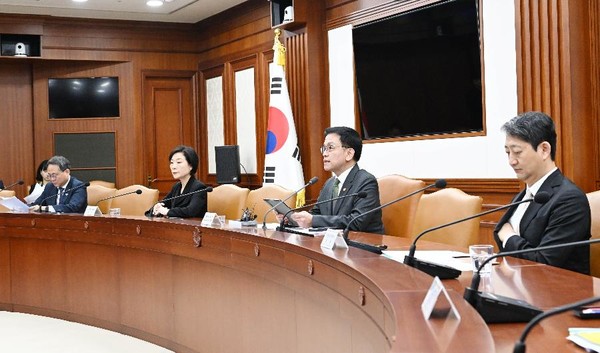 최상목 부총리 겸 기획재정부 장관이 1일 서울 종로구 정부서울청사에서 열린 ‘경제관계장관회의 겸 산업경쟁력강화관계장관회의’를 주재하고 있다.