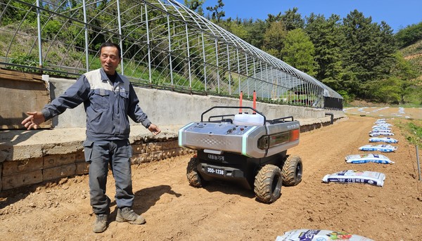 대동로보틱스의 농업용 운반로봇 RT100의 1호 구매고객인 장동관 씨가 RT100에 대해 설명하고 사용 시범을 보여주고 있다.