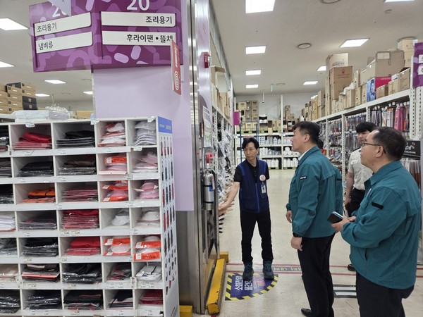 박범수 농식품부 차관이 시설물 안전상태를 점검하고 있다.