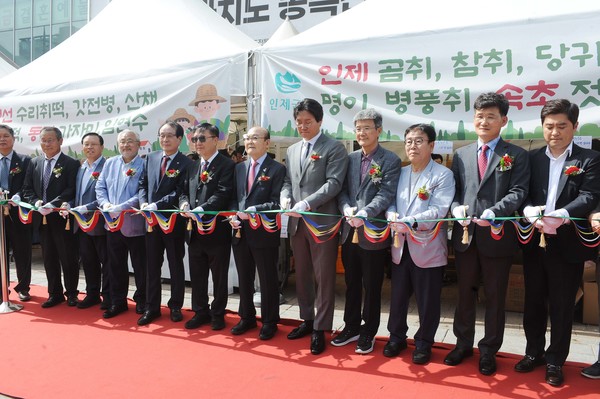 서울서남부농협은 8일 ‘2025 새봄맞이 강원도 농특산물전’을 개장했다. 