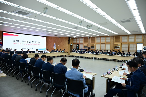 논산시는 지난 12일 개최한 5월 확대간부회의와 ‘2027 세계딸기산업엑스포 연계사업 발굴 보고회’에서 백성현 시장을 비롯한 간부진이 실행 전략을 공유하고 있다.
