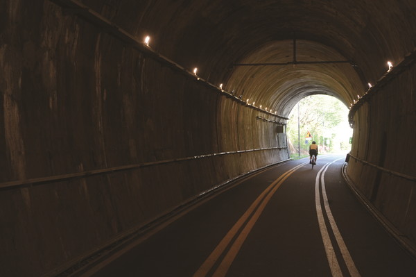 창간 44주년, 미래로 나아가는 농수축산신문​​​​​​​​​​​​​​농업·농촌을 둘러싼 환경이 급격히 변화하고 있다. 기후변화, 농산물 가격 불안정에 더해 트럼프발 관세전쟁과 불안정한 정치상황 등으로 생존은 물론 새로운 길을 찾아야 하는 상황이다. 어두운 터널을 지나면 다시 희망의 밝은 빛이 나타난다. 본지는 창간 44주년을 맞아 우리 농업·농촌도 반드시 그렇게 되길 소망한다. 사진은 경기 남양주 조안면 6번 국도에 위치한 봉안터널 모습을 촬영한 장면. [사진=엄익복]