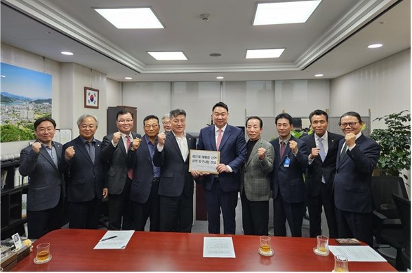축산관련단체협의회는 지속가능한 축산업의 발전을 위해 국내 축산업의 경쟁력을 강화할 수 있는 공약을 주문하며 국회 농림축산식품해양수산위원회의 양당 간사를 만나 공약 요구사항을 전달했다.