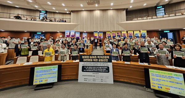 먹거리대전환연대회의는 기후변화가 점차 심해지는 이때 농업·먹거리·지역 문제를 종합적으로 해결하기 위해서는 무엇보다 국가책임농정을 조속히 실행해야 함을 강조했다.