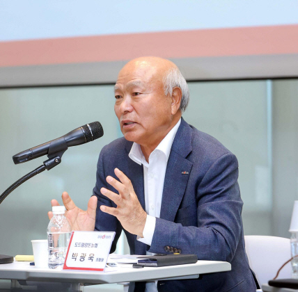 기자들의 질문에 답하고 있는 박광욱 도드람 조합장.