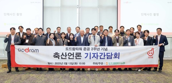 단체 기념 촬영 모습.