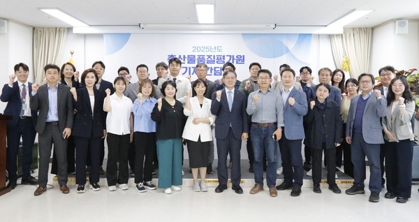 단체 기념 촬영 모습.