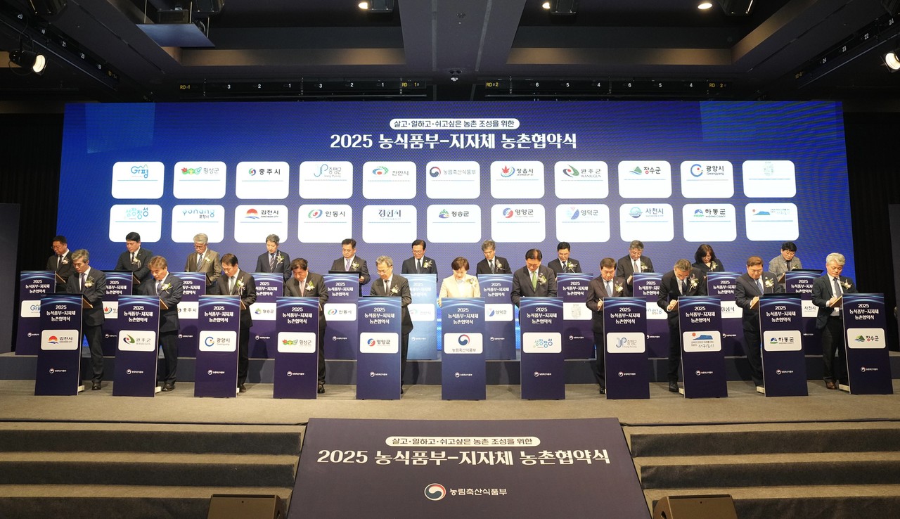 천안시는 15일 오후 서울 GS타워에서 열린 ‘2025년 농촌협약식’에서 협약서에 서명하고, 지속가능한 농촌공간 조성을 위한 5개년 실행계획을 본격 추진한다.