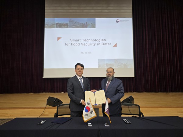 김정욱 농식품부 농식품혁신정책관과 마수드 자랄라 알마리 자치행정부 식량안보국장이 합의의사록 서명 기념촬영을 하고 있다.