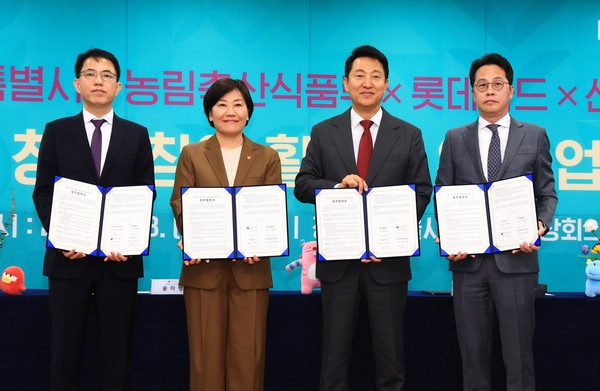 (왼쪽부터) 김선진 신세계 부사장, 송미령 농식품부 장관, 오세훈 서울시장, 조좌진 롯데카드 대표이사 등이 협약서를 공개하고 있다. 