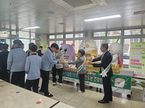 학생들에게 주먹밥과 백설기, 쌀 음료를 나눠주는 모습