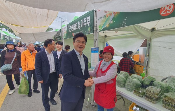 최진수 농협경북본부장을 비롯한 경북농협 임직원들이 '영양 산나물 먹거리 한마당’에 방문해 소비촉진 행사에 동참했다.