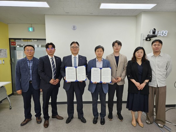 농정원과 한국노인인력개발원 관계자들이 업무협약 체결 후 기념촬영을 하고 있다.