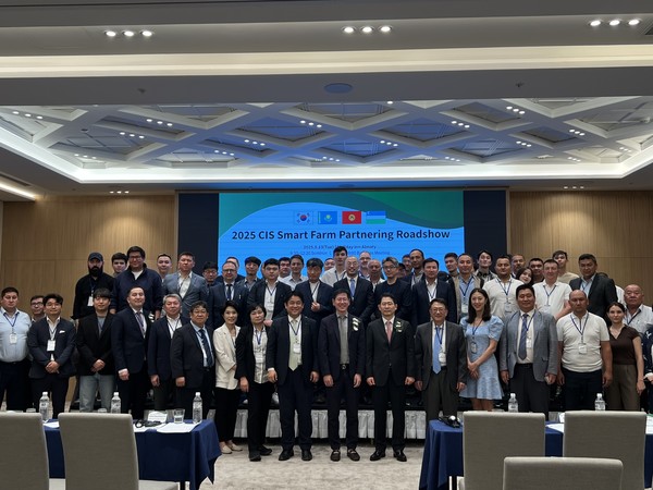 ‘2025 CIS K-스마트팜 로드쇼’에 참가한 국내기업 및 CIS 주요 인사의 기념촬영 모습.
