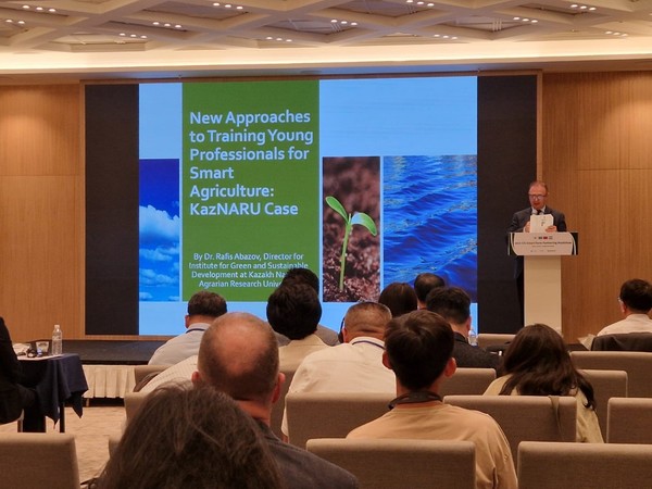 카자흐스탄 온실연맹장(Nurlan Adikhanovich)이 ‘카자흐스탄 스마트팜 산업동향’을 발표하고 있다.