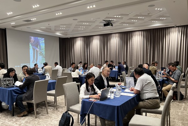 국내기업과 CIS 바이어들의 수출 상담회 모습.