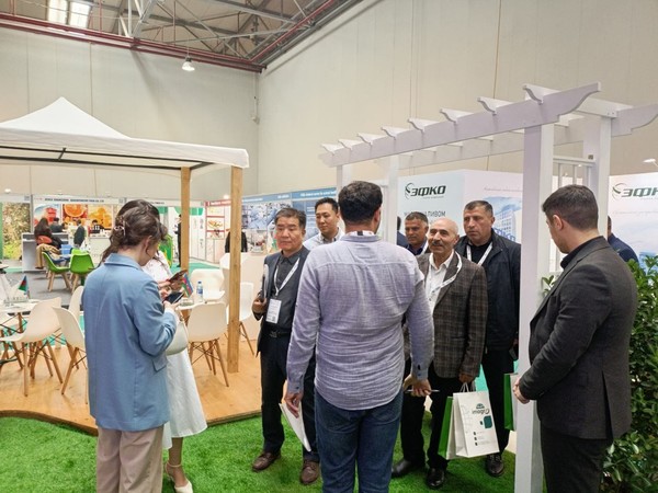 CIS 바이어들이 2025 Caspian Agro 전시회에 참가한 국내 기업 부스를 방문하는 모습.