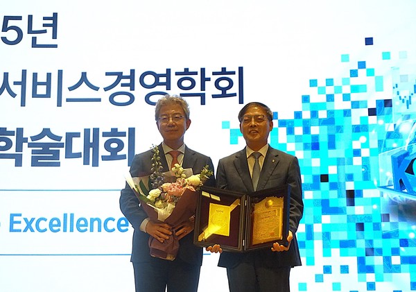 수상 후 박병홍 축산물품질평가원장(오른쪽)이 기념촬영을 하고 있다.