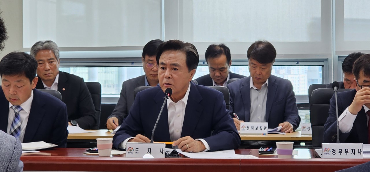 19일 도청 중회의실에서 열린 ‘도정 주요현안 추진상황 점검회의’를 주재하고 있는 김태흠 충남도지사