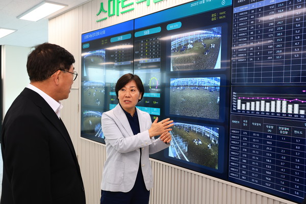 관제센터를 둘러보는 송미령 농림축산식품부 장관.