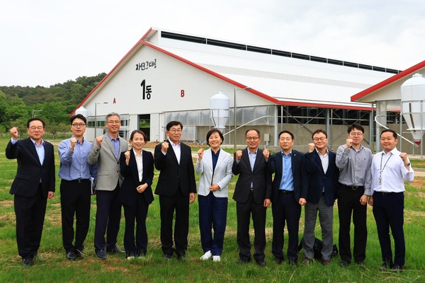 송미령 농식품부 장관(왼쪽에서 여섯 번째)이 이경용 당진낙농축협 조합장(왼쪽에서 다섯 번째)을 비롯해 관계자들과 함께 기념촬영을 하고 있다.