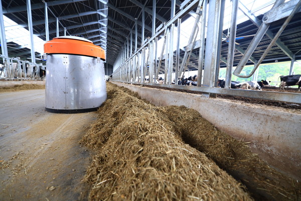 사료정리 로봇 모습.