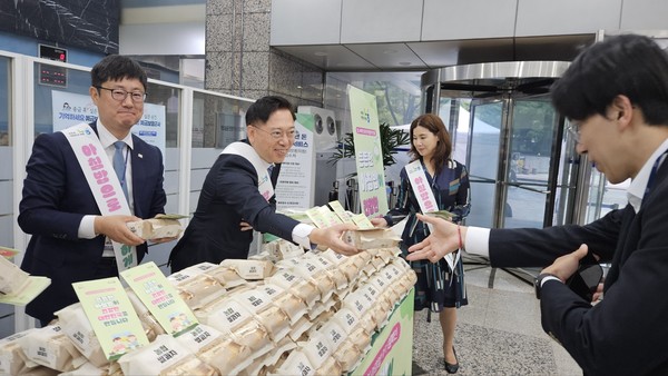서울농협은 출근길 예금보험공사 직원들에게 쌀과자와「범국민 아침밥먹기 운동」홍보물을 나눠주며 우리 쌀과 아침밥 먹기의 중요성을 알렸다.