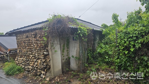 전남 강진군에 위치한 마을. 마을 곳곳에 관리되지 않은 빈집이 있어 마을 주민들에게 악영향을 미치고 있다. 특히 일부 빈집은 노후화가 심각해 악천후시 안전문제로 이어질 수 있는 주택도 있다.