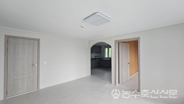 강진군이 지방소멸대응기금을 활용해 마련한 월세 1만원 주택의 내부 전경. 강진군은 이같은 사업을 통해 60가구 163명의 인구를 유치했다.