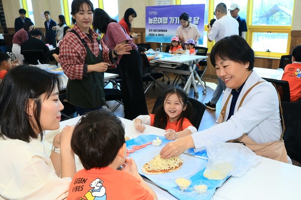 송미령 농식품부 장관(오른쪽)이 어린이들과 농촌체험프로그램을 함께 즐기고 있다.