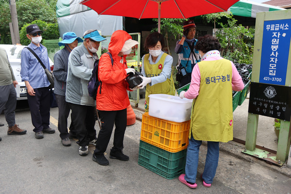 동대구농협 주부대학동창회에서 대구 중구에 위치한 무료급식소 _관음사 불자의 집_을 찾아 무료급식 봉사를 진행했다.
