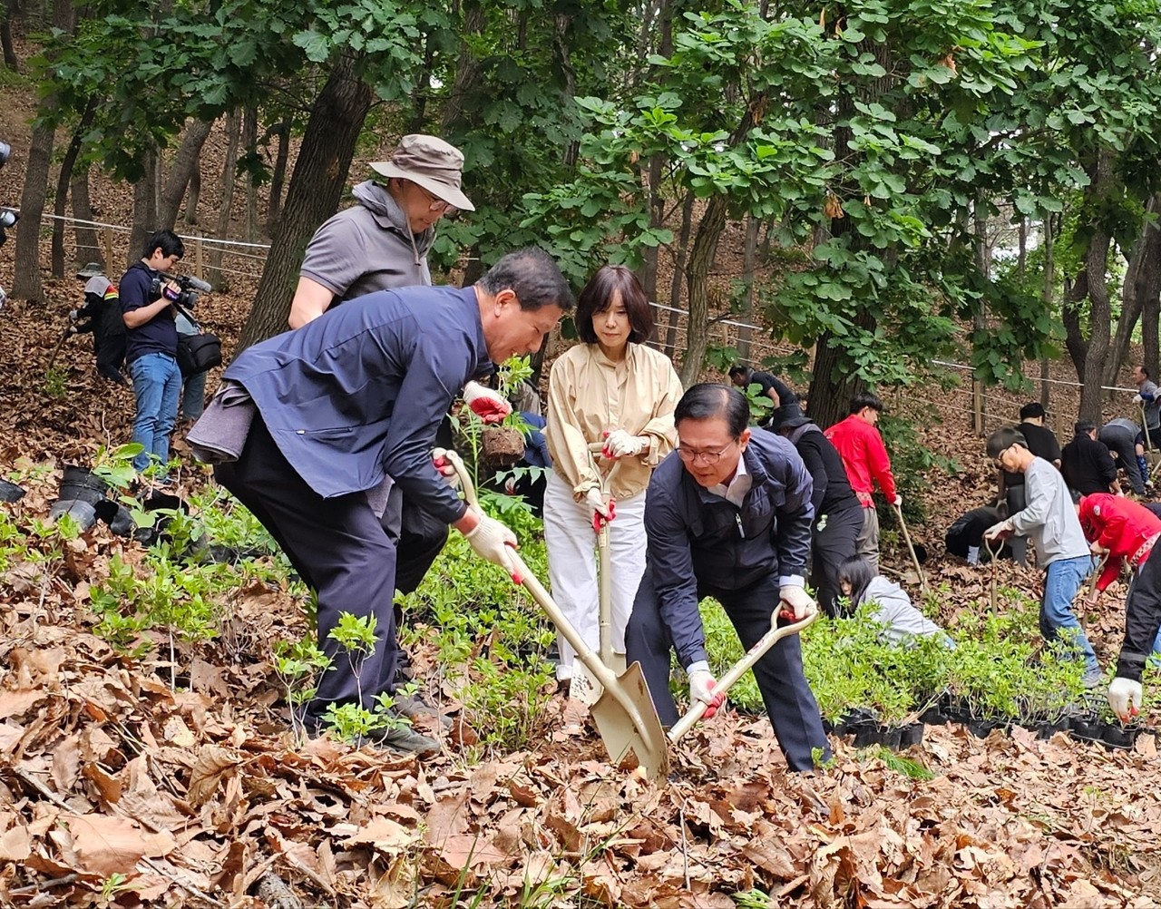 23일 천안시 노태산 근린공원에서 진달래를 식재하고 있는 (왼쪽부터)김덕환 천안시산림조합 조합장, 권희전 부성2동장, 김석필 천안시장 권한대행