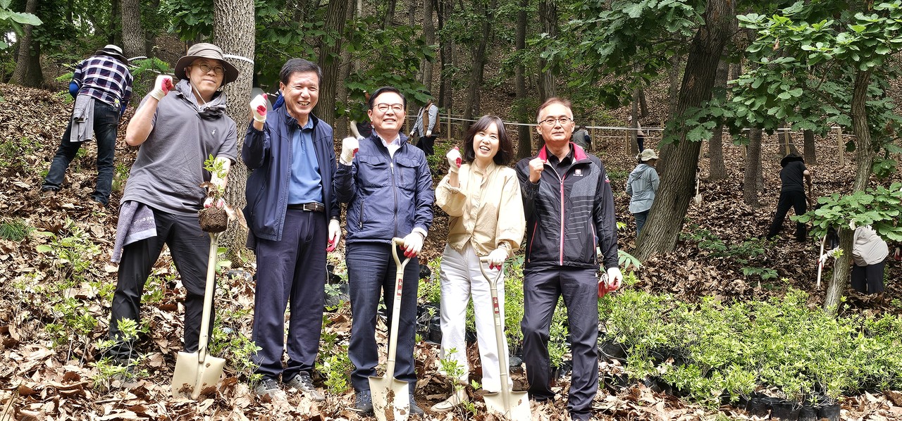 제80회 식목일을 기념해 노태산 근린공원에서 식목일 나무 심기 행사가 진행됐다.