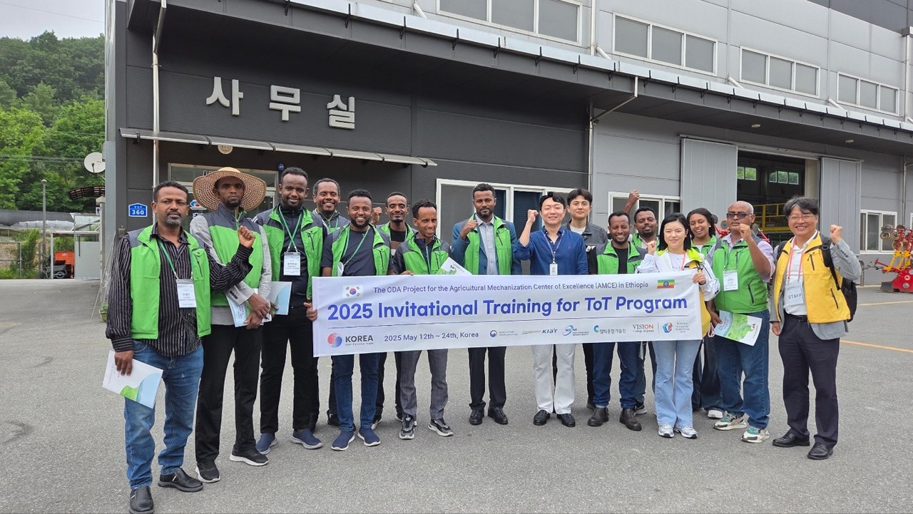 에티오피아 초청연수단이 천안시 농업기계임대사업장을 둘러보며 현장 설명을 듣고 있다.