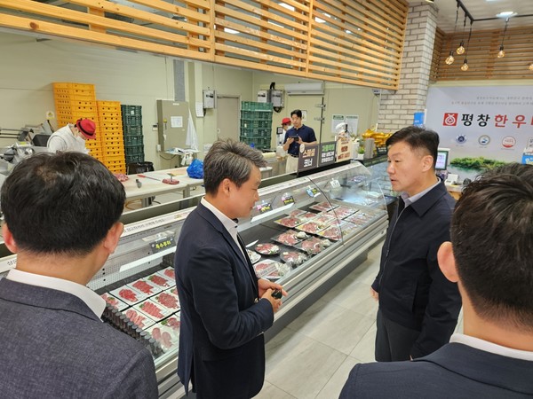 박범수 농림축산식품부 차관(오른쪽)이 23일 한우 유통체계 개선 현장인 평창한우마을 영농조합법인을 방문했다.