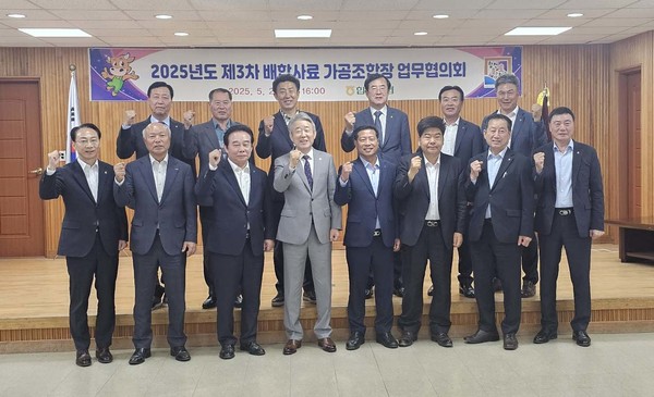 강호동 농협중앙회장(앞줄 왼쪽에서 네번째)이 협의회가 끝난 후 기념촬영을 하고 있다.